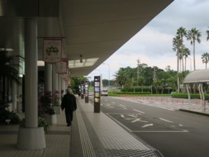 宮崎空港 到着ロビー前 バス乗り場があります