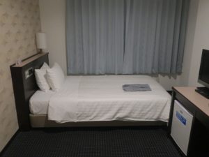 ホテルスカイタワー宮崎駅前 シングルルーム ベッド 横から撮影