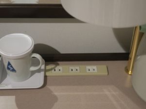 ホテルスカイタワー宮崎駅前 シングルルーム デスク 照明の下にACコンセントがあります