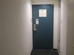 ホテルスカイタワー宮崎駅前 シングルルーム 入り口付近 カードホルダーとバスルーム入り口があります