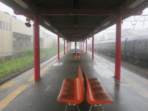 JR日豊本線 宮崎神宮駅 ホーム 1番線は主に延岡方面に行く列車が発着します 2番線は主に宮崎・宮崎空港・都城方面に行く列車が発着します
