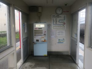 JR日豊本線 宮崎神宮駅 待合室 近距離切符の自動券売機があります 自動券売機はなぜか交通系ICカード非対応です