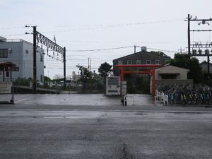 JR日豊本線 宮崎神宮駅 駅前 駅入口に鳥居があり、その先に構内踏切があります