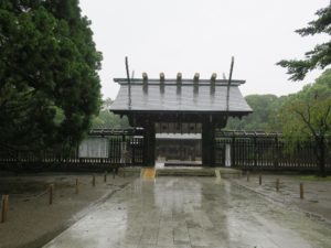 宮崎神宮 拝殿の手前の門