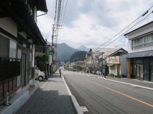 宮崎県 高千穂町 これが恐らくメインストリート 高千穂神社へ続く道で、商店が立ち並びます