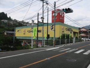 宮崎県 高千穂町 ベスト電器高千穂線 店舗の入り口は1階で、ちゃんと営業していました