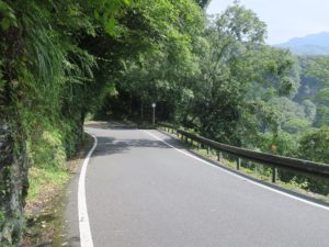 宮崎県 高千穂町 高千穂峡への道 急こう配とアピンカーブが続きます