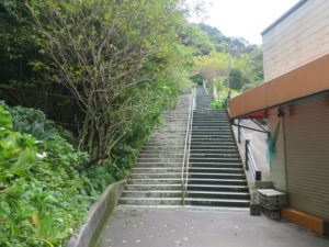 宮崎県 鵜戸神宮 バス停付近の茶店のそばの階段