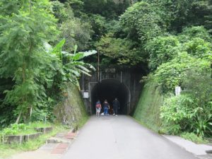 宮崎県 鵜戸神宮 突如として現れるトンネル
