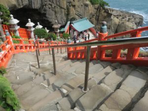 宮崎県 鵜戸神宮 玉橋から御本殿までの石段 ご覧の通り、かなり急です