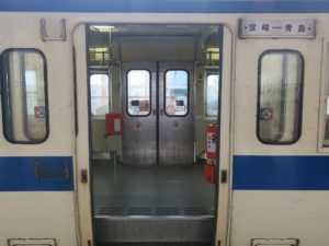 JR九州 キハ40系 扉が開いたところ 宮崎駅で撮影