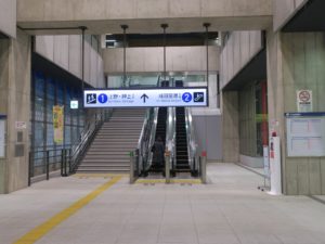 京成成田スカイアクセス線 成田湯川駅 ホームへの階段・エスカレーター