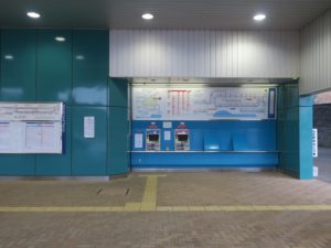 京成成田スカイアクセス線 成田湯川駅 自動券売機と運賃表