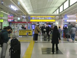 JR成田線 成田空港駅 出口 この先に検問所があります