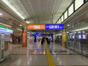 京成成田スカイアクセス線 成田空港駅 左がアクセス特急 奥が京成本線