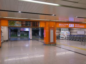 京成成田スカイアクセス線 成田空港駅 1番線への通路
