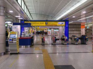 京成本線 成田空港駅 中間改札口 京成本線から成田空港駅に来た時は、この改札口を通過した後、出口改札を通ります