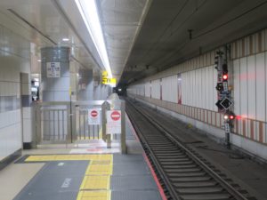 京成本線 成田空港駅 2番線と4番の間にはバリケードがあります