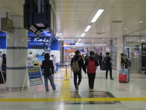 京成成田スカイアクセス線 成田空港駅 改札口とライナー券売り場