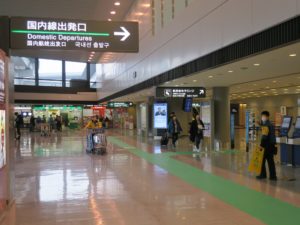 成田空港 第1旅客ターミナル 国内線出発ロビー 南ウィングの橋にあります