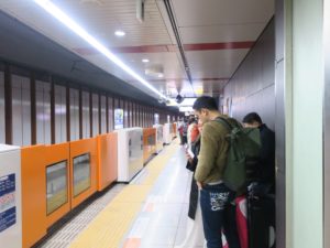京成成田スカイアクセス線 空港第2ビル駅 1番線 主に成田スカイアクセス線で千葉ニュータウン中央・上野・西馬込・羽田空港方面に行く列車が発着します