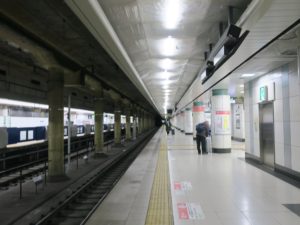 JR成田線 空港第2ビル駅 1番線 千葉・東京・横浜・大船・渋谷・新宿方面へ行く列車と、成田空港へ行く列車が発着します