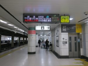 JR成田線 空港第2ビル駅 行先案内 ホームは１本しかないので、すべての列車が同じホームを発着します