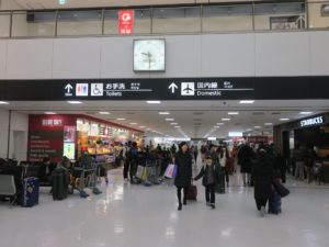 成田空港 第2旅客ターミナル 国内線は国際線到着ロビーAの端にあります