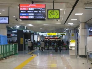 JR成田線 空港第2ビル駅 出口改札口 ICカードに対応した自動改札機が並びます