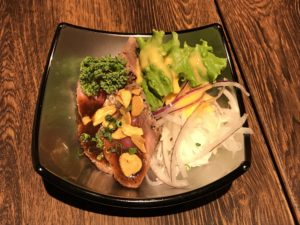 牛肉のたたき ガーリックソース 東京湯楽城にて