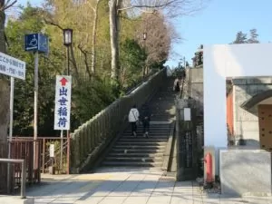 成田山 吒枳尼天堂 成田山新勝寺大本堂からの石段