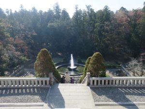 成田山公園 噴水のある広場 平和大塔から撮影