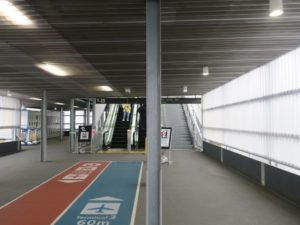 成田空港 第2旅客ターミナルから第3旅客ターミナルへの通路 終点 階段・エスカレーターで2階へ上がります