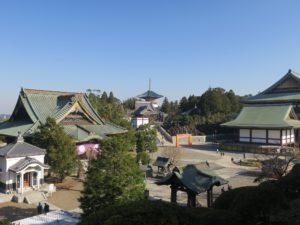 成田山新勝寺 境内 左から順に釈迦堂、光明堂、平和大塔、大本堂です