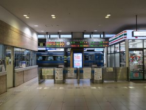 JR鳴門線 徳島駅 改札口と売店（セブンイレブン）