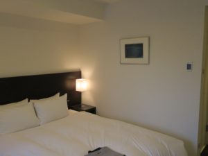 ホテルサンルート徳島 ダブルルーム 窓からベッド方向を撮影