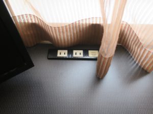 ホテルサンルート徳島 ダブルルーム デスクのコンセントとLANコネクタ