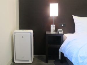 ホテルサンルート徳島 ダブルルーム ベッド脇 加湿空気清浄機・目覚まし時計・スタンド