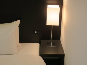 ホテルサンルート徳島 ダブルルーム ベッド脇 照明のスイッチとスタンド