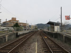 JR牟岐線 桑野駅 ホーム 左側が阿南・徳島方面に行く列車が発着します 右側が海部方面に行く列車が発着します