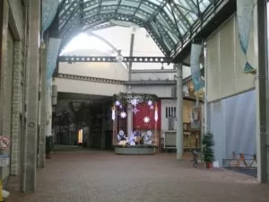 徳島市 東新町商店街 アーケードの中間地点の三差路
