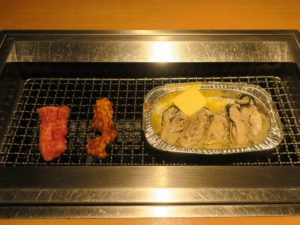 焼肉と牡蠣を焼いているところ ザ・グランドスパ南大門にて
