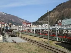 富山地方鉄道本線 宇奈月温泉駅 駅構内 隣に黒部峡谷鉄道の施設があります