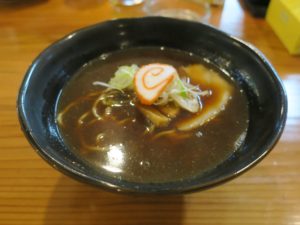富山ブラックラーメン スープが濃すぎて麺が見えません
