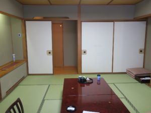 宇奈月温泉 延対寺荘 10畳和室 窓から入り口方向を撮影