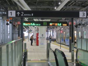 あいの風とやま鉄道 富山駅 1番線・3番線 主に高岡・金沢方面に行く列車と、名古屋方面に行く特急ひだが発着します