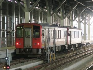 JR高山本線 キハ120型 全体 富山駅で撮影