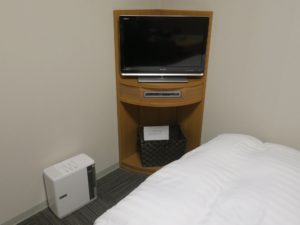 ドーミーイン富山 シングルルーム テレビと加湿器 タオルはテレビの下にあります
