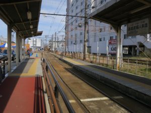 富山地方鉄道市内電車 南富山駅 ホーム 左側が乗り場 右側が降り場 写真奥にもう一つ降り場があります