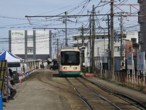 富山地方鉄道市内電車 南富山駅 写真手前のホームに電車がいるときは、もう一つの降車ホームでお客さんを降ろします